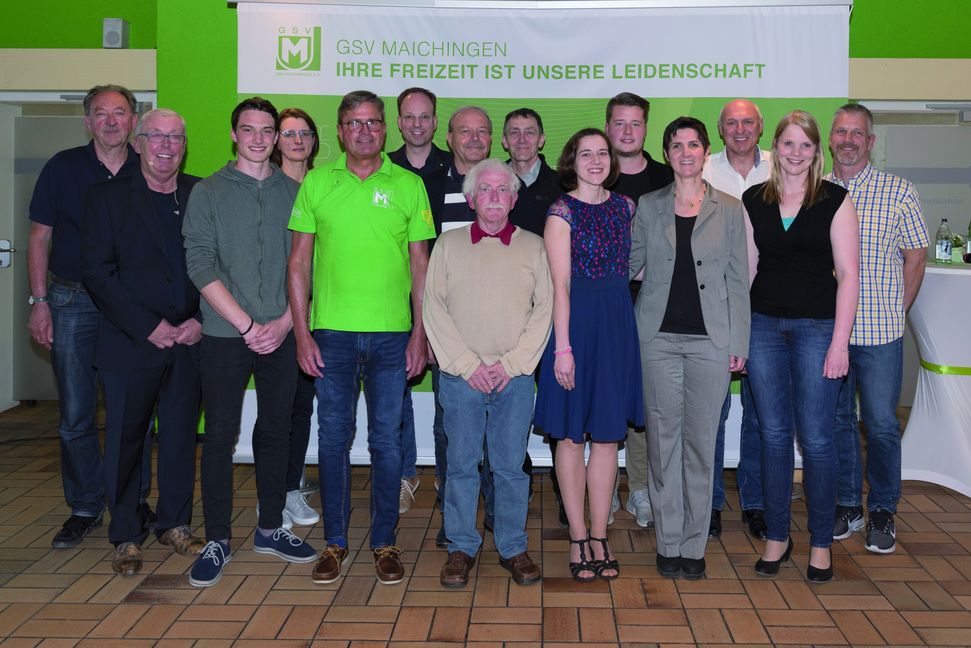 GSV-Vorsitzender Alfred Hatwieger (Zweiter von links) zeichnete die langjährigen Ehrenamtlichen aus. Bild: Nüßle