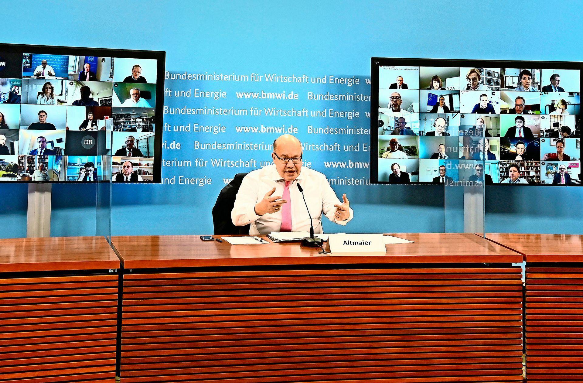 Mit der Einbindung der Branchenvertreter versucht Peter Altmaier, den Druck zu mindern, der sich zuletzt gegenüber ihm selbst und der Bundesregierung aufgebaut hatte Foto: dpa/Andreas Mertens