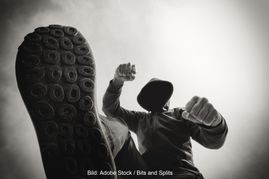 Der Unbekannte hat offenbar völlig grundlos auf den 39-Jährigen eingeschlagen und eingetreten. Bild: Adobe Stock