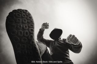 Der Unbekannte hat offenbar völlig grundlos auf den 39-Jährigen eingeschlagen und eingetreten. 	Bild: Adobe Stock