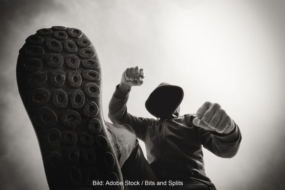 Der Unbekannte hat offenbar völlig grundlos auf den 39-Jährigen eingeschlagen und eingetreten. 	Bild: Adobe Stock