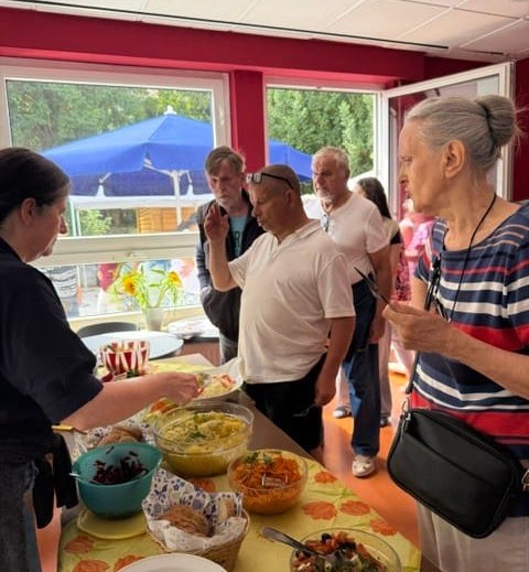 Fröhliches Sommerfest beim Café Volle Kanne.
