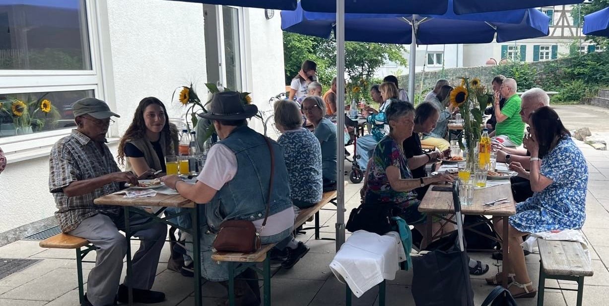 Fröhliches Sommerfest beim Café Volle Kanne.