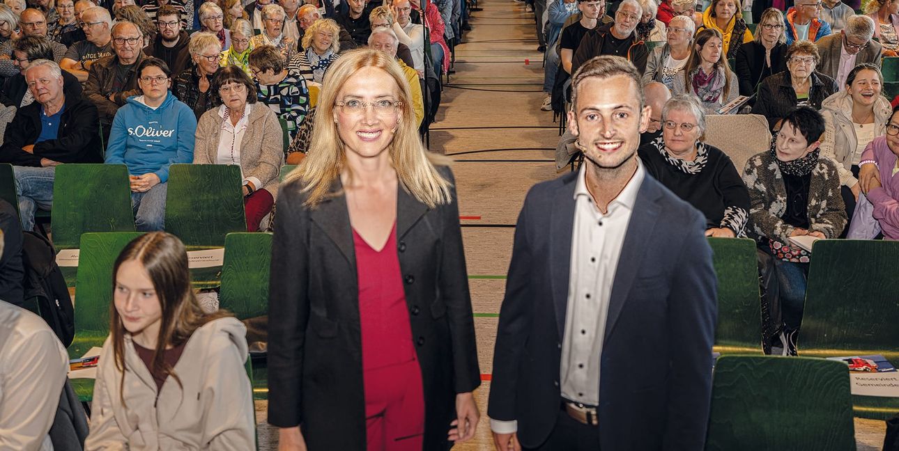 Bürgermeister-Kandidatenvorstellung in der Sonnenberghalle in Aidlingen. Zwei Bewerber stellen sich zur Wahl: Helena Österle und Marc Weidel.     Bild: Richter