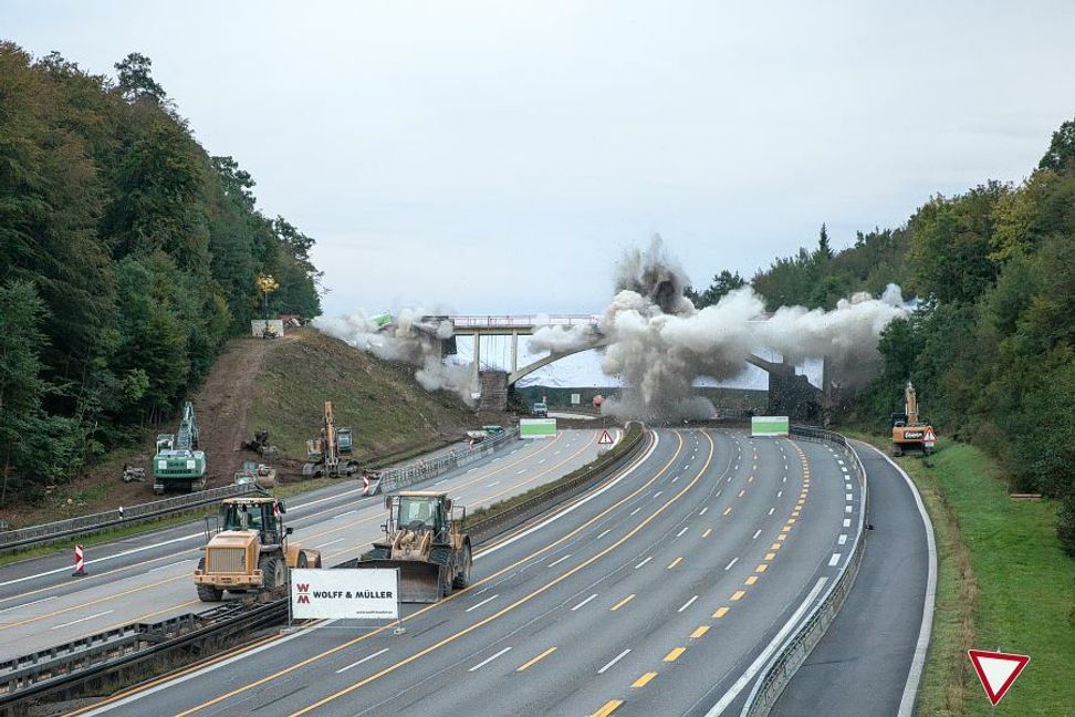 52 Kilogramm Sprengstoff bringen die fast 80 Jahre alte Brücke zu Fall: Bild: fotoknobi