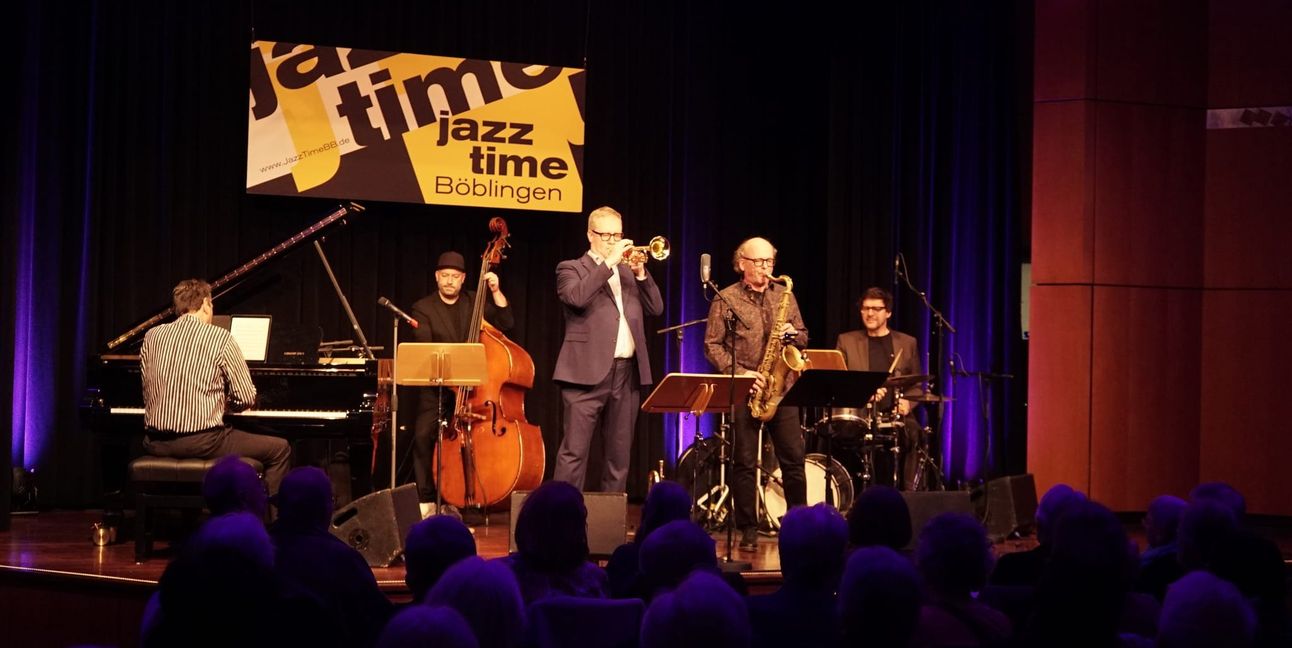 Tilman Jäger, Joel Locher, Axel Schlosser, Libor Sima und Obi Jenne (von links) starteten die Jazztime-Reihe 2025 im Württemberg-Saal.