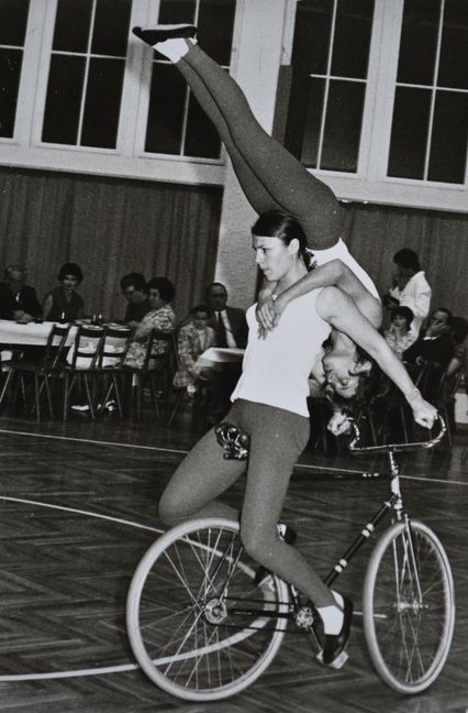 Die dreimaligen  Vizeweltmeisterinnen Gudrun Steegmüller (unten) und Christa Franko bei einem ihrer Auftritte Ende der 1960-er Jahre. Bild: M. Schmidt/Archiv: Reichert
