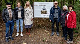 An der neuen Informationstafel von links Metallbauer Udo Stetzler, Grafikerin Jessica Mast, Bürgermeisterin Helena Österle, Hobbyhistoriker Norbert Prothmann, Grundstücksbesitzerin Gertrud Breitling und Vereinsvorsitzende Tasneem Kaufmann.
