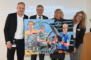 Ein Bild aus der Arbeitswelt, gemalt von einem Menschen mit Behinderung, für den Partner Mercedes-Benz. Von links: Dr. Roland Wenger, der bei Mercedes-Benz für die Zusammenarbeit mit der GWW zuständig ist, Landrat Roland Bernhard (GWW-Aufsichtsratsvorsitzender), Andrea Stratmann (GWW-Geschäftsführerin) und Sara Gielen (Sindelfinger Standortbeauftragte der Mercedes-Benz-Group AG). Für das Bild werde er voraussichtlich im Einkaufsbereich des Standorts Sindelfingen einen Platz finden, meinte Dr. Wenger.