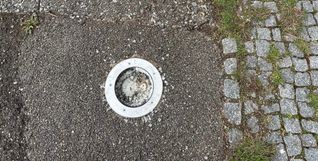 Einige im Boden eingelassene Strahler wurden zerstört.