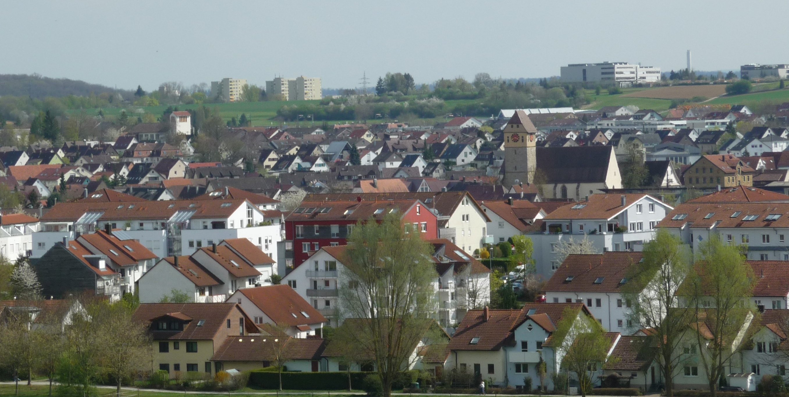Der Blick vom Ratberg, dem Magstadter Hausberg, auf den Ort. Die Gebäude auf der Kuppe des Hügels gegenüber gehören zu Maichingen.Bild: Reichert