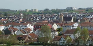 Der Blick vom Ratberg, dem Magstadter Hausberg, auf den Ort. Die Gebäude auf der Kuppe des Hügels gegenüber gehören zu Maichingen.Bild: Reichert