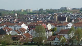 Der Blick vom Ratberg, dem Magstadter Hausberg, auf den Ort. Die Gebäude auf der Kuppe des Hügels gegenüber gehören zu Maichingen.Bild: Reichert