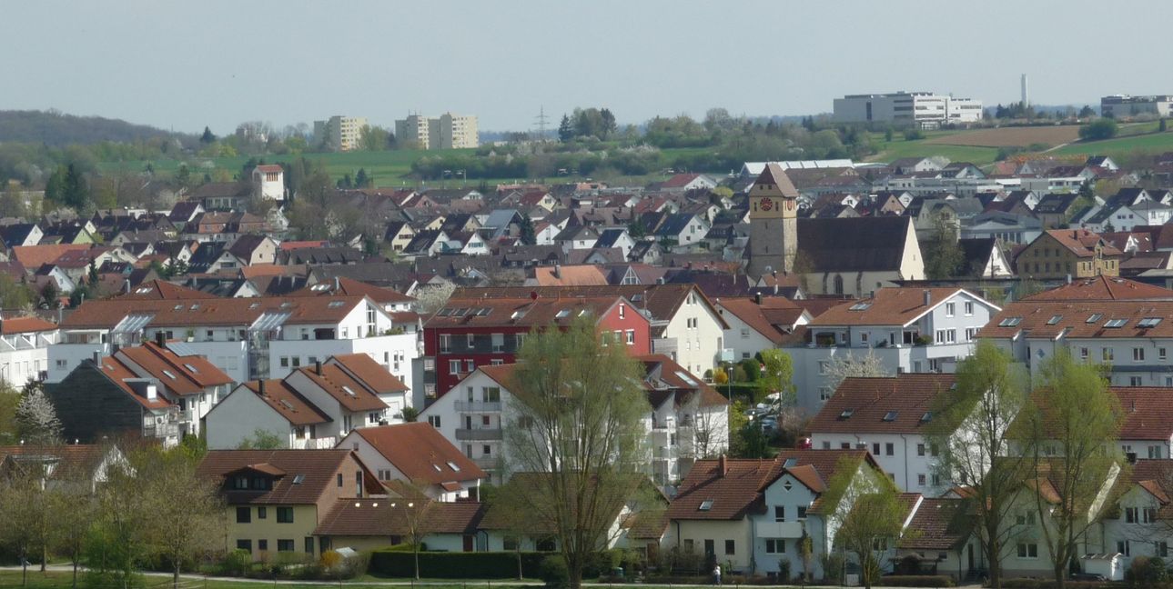 Der Blick vom Ratberg, dem Magstadter Hausberg, auf den Ort. Die Gebäude auf der Kuppe des Hügels gegenüber gehören zu Maichingen.Bild: Reichert