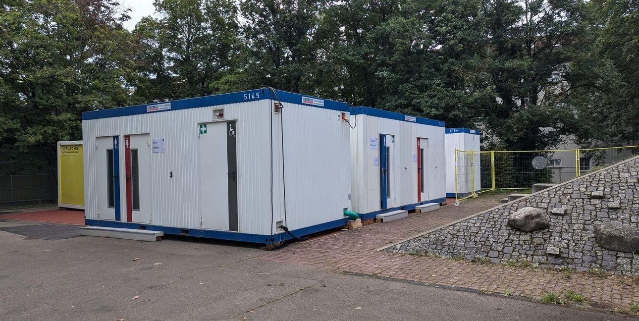 Während der Sanierung der Toilettenanlagen stehen den Schülern und Lehrern WC-Container zur Verfügung.