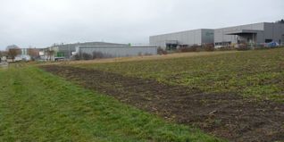 Die Gewerbegebietserweiterung schließt an die Grundstücke der Firmen Hummel und Walther Schoenenberger an und bildet danach den Abschluss des Siedlungsgebiets zum angrenzenden Landschaftsschutzgebiet.