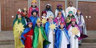 Nach dem Aussendungsgottesdienst mit Pfarrer Kishore Basani in Sindelfingen schwärmten die Sternsinger aus.