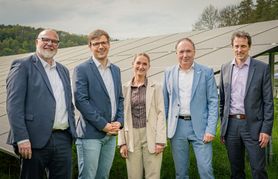 Freuen sich über die Freiflächen-PV-Anlage in Weil der Stadt (von links): Jürgen Katz (Geschäftsführer Energie Weil der Stadt), Christian Walter (Bürgermeister Weil der Stadt), Kim Jung (Bereichsleiterin der schwarzwald nature GmbH), Horst Graef (Geschäftsführer Energie Weil der Stadt und der ENCW-Gruppe) und Martin Wuttke (Erster Landesbeamter und Vizelandrat).