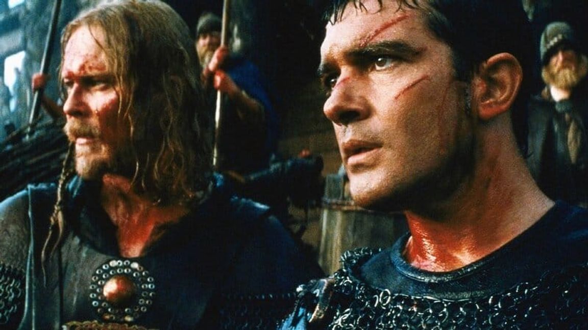 Antonio Banderas (rechts) kämpft als 13ter Krieger mit Wikingern gegen finstere Mächte auf Tele 5 am Samstag.