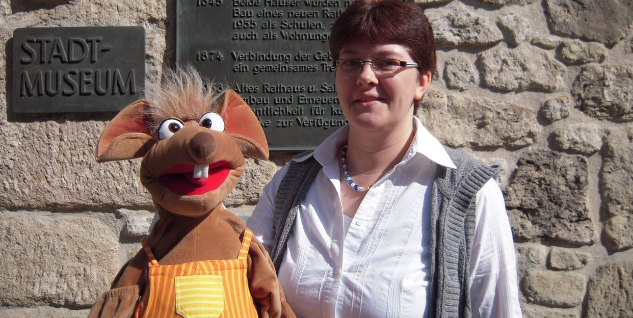 Illja Widmann mit der Museumsmaus Kim.