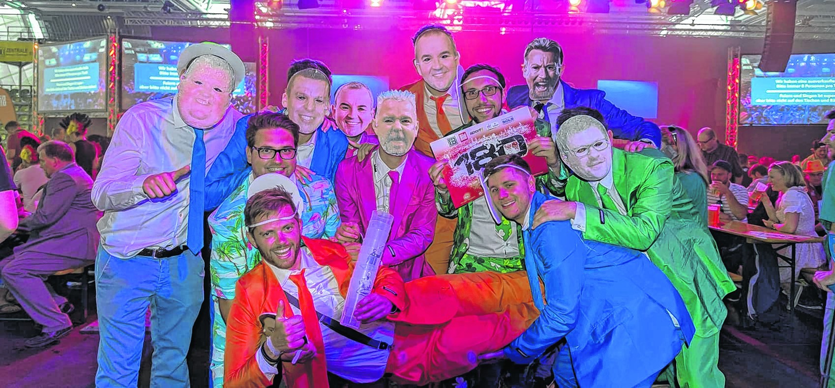 Die Sindelfinger Kumpels lassen sich den European Darts Grand Prix im Glaspalast nicht entgehen. Bild: Nüßle
