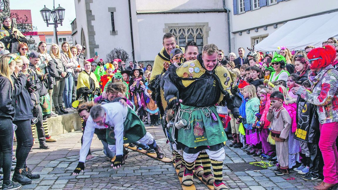 Der stellvertretende Weiler Bürgermeister Klaus Finger (links) muss sich schwersten Prüfungen der Feuerhexen unterziehen. Bild: SDMG/Dettenmeyer