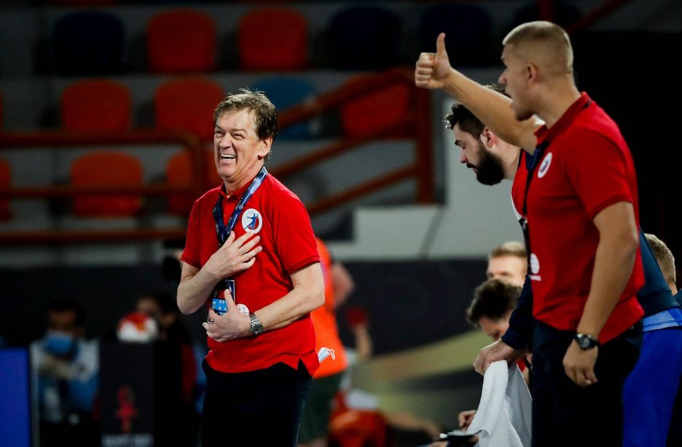 Velimir Petkovic hat gut Lachen – dem ehemaligen Frisch-Auf-Trainer macht die Doppelfunktion als Chefcoach der russischen Nationalmannschaft und von ZSKA Moskau viel Spaß. Foto: imago/Jozo Cabraja