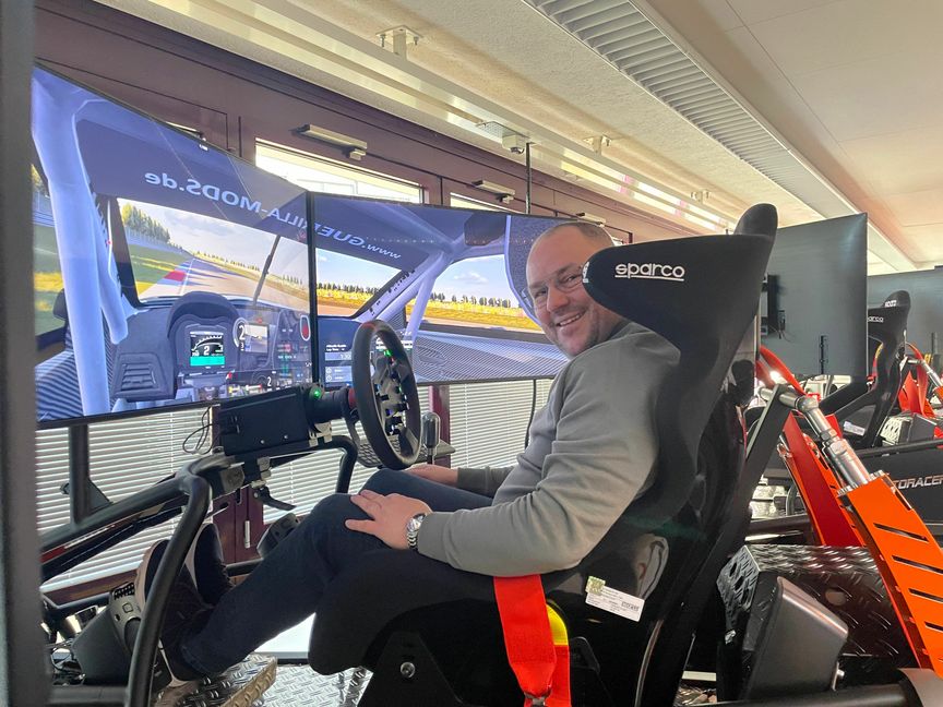 Thomas Müller hat sein E-Sport Racing Center im Dezember eröffnet. "Das Fahren macht süchtig", sagt er.