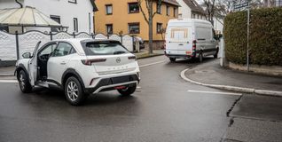 Der Weiße Opel und der Sprinter sind am Freitagmittag zusamengestoßen.