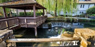 Die Bachgasse zwischen Büchereiareal und Rathaus bietet jetzt schon Urlaubsfeeling in Aidlingen.