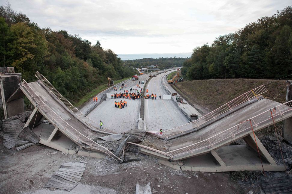 Samstagmorgen um 8.15 Uhr auf der Autobahn A 8 bei der Raststätte Sindelfinger Wald. In 24 Stunden ist die Fahrbahn wieder freigeräumt worden. Bild: fotoknobi