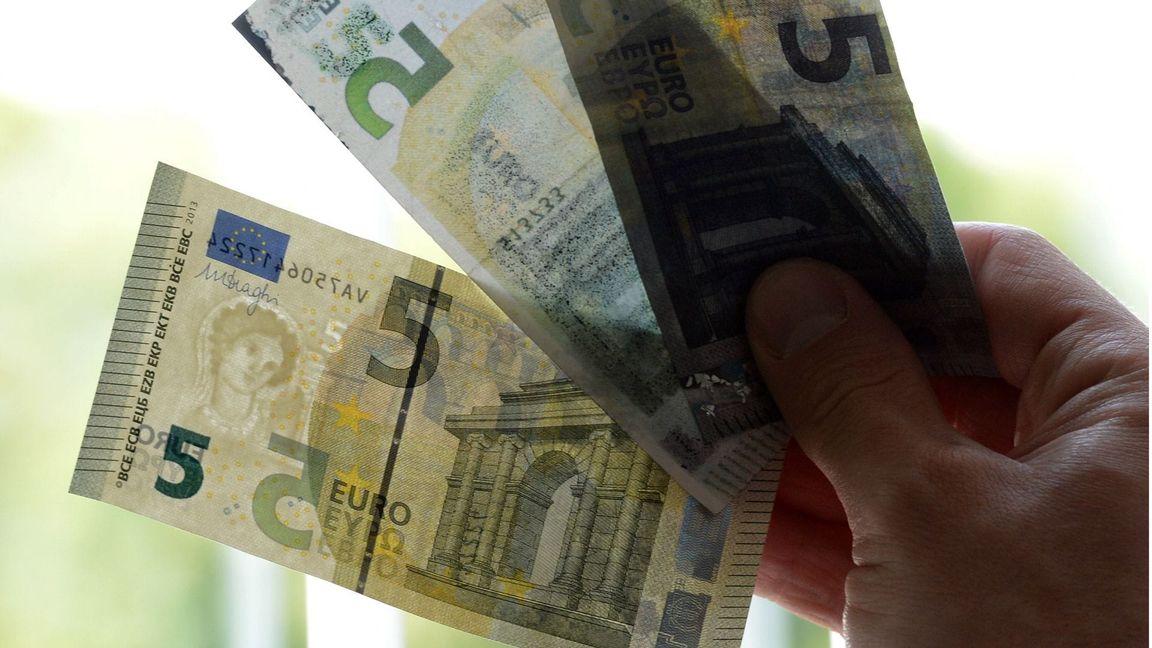 Wer diesen Rat beherzigt, kann auch einen echten Fünf-Euro-Schein mit Wasserzeichen (l) von gefälschte Banknoten ohne das charakteristische Merkmal unterscheiden.