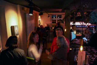 Schummrig-gemütlich war es bei der Eröffnung der neuen Weinbar in der Sindelfinger Altstadt.    Bild: Dettenmeyer