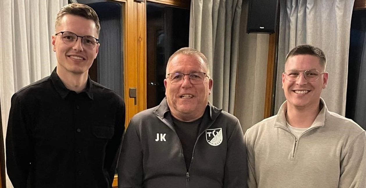 Der neue Abteilungsleiter der Ehinger Fußballer Marcel Sitter mit Jürgen Krause, der für 50 Jahre geehrt wurde, und seinem Vorgänger Andreas Bäuerle (von links). Bild: z