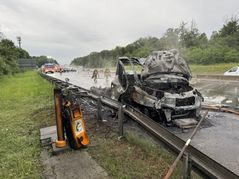 Der Lastwagen brannte vollständig aus.