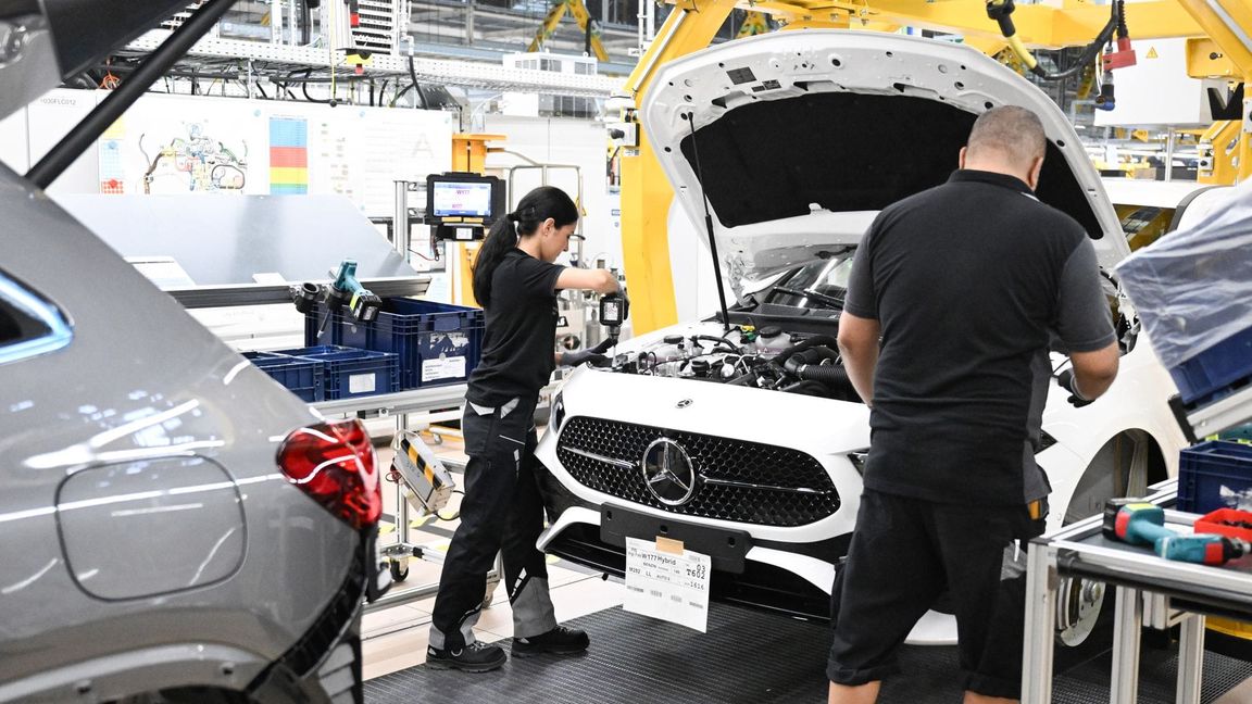 Bei Mercedes ist der Absatz weiter rückläufig.