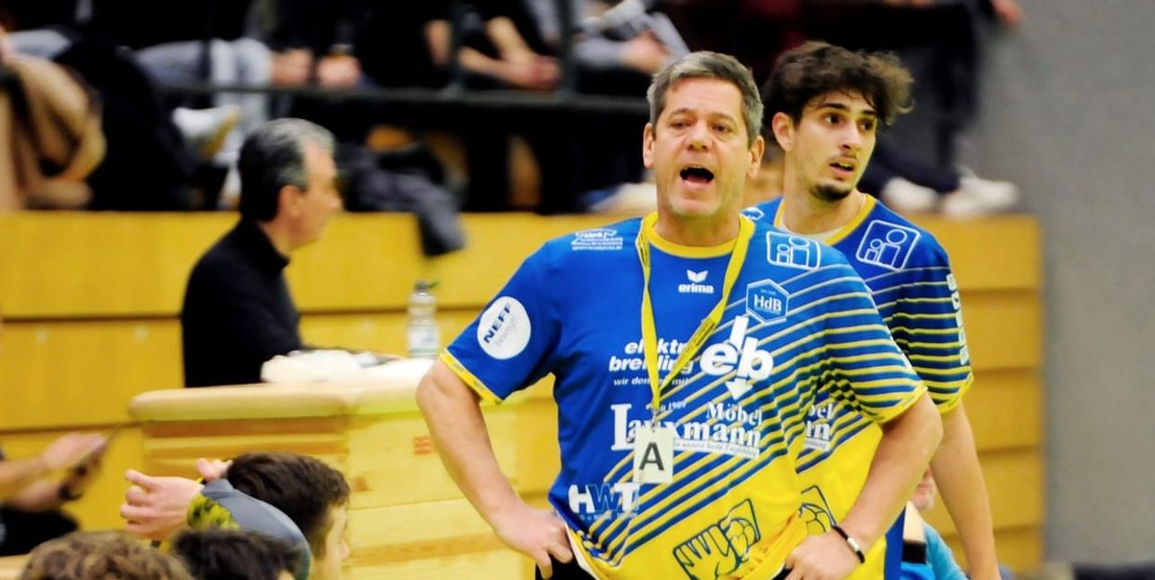 In den letzten zehn Minuten vor der Pause wollte Trainer Holger Breitenbacher gar nicht mehr hinschauen.Bild: Photostampe