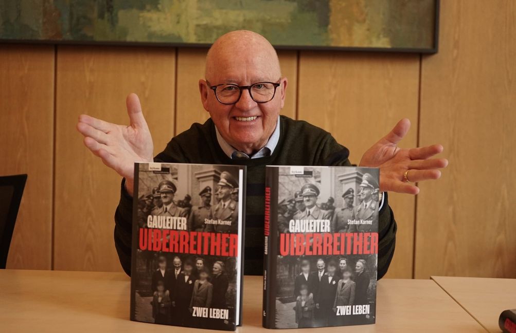 Stefan Karner mit seiner Biografie des in Sindelfingen unerkannt lebenden Ex-Gauleiters Uiberreither.