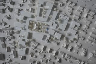 Die „Neue Schönaicher Mitte“ im Modell. Die Flachdachbauten zeigen die Neubebauung auf dem Honeywell-Areal. Mitten drin steht die denkmalgeschützte Villa (Satteldach mit Quergiebeln) am Rand eines multifunktionalen Platzes. Nördlich davon soll der Supermarkt entstehen (im Foto direkt darüber), südlich das Medizinische Versorgungszentrum (Gebäude mit den ungleichen Seitenlängen).