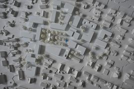 Die „Neue Schönaicher Mitte“ im Modell. Die Flachdachbauten zeigen die Neubebauung auf dem Honeywell-Areal. Mitten drin steht die denkmalgeschützte Villa (Satteldach mit Quergiebeln) am Rand eines multifunktionalen Platzes. Nördlich davon soll der Supermarkt entstehen (im Foto direkt darüber), südlich das Medizinische Versorgungszentrum (Gebäude mit den ungleichen Seitenlängen).