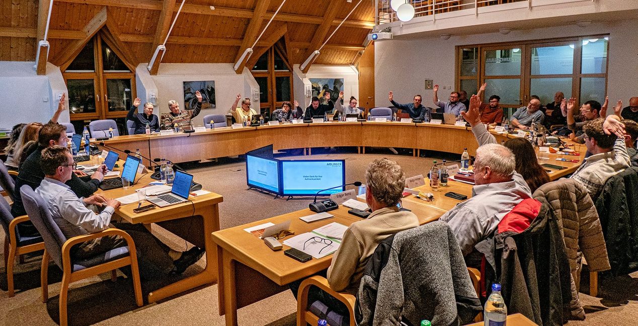 Bei der Abstimmung über den Haushalt 2026 gingen alle Hände im Gemeinderat Aidlingen nach oben.