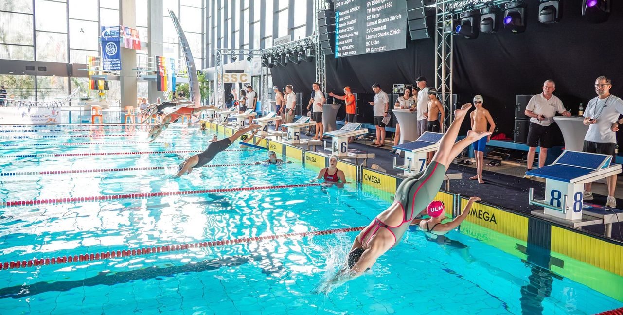 Kerzengerade ins Wasser. Der VfL Sindelfingen trifft mit einem ISSC  seit 30 Jahren den Nerv der Schwimmvereine.