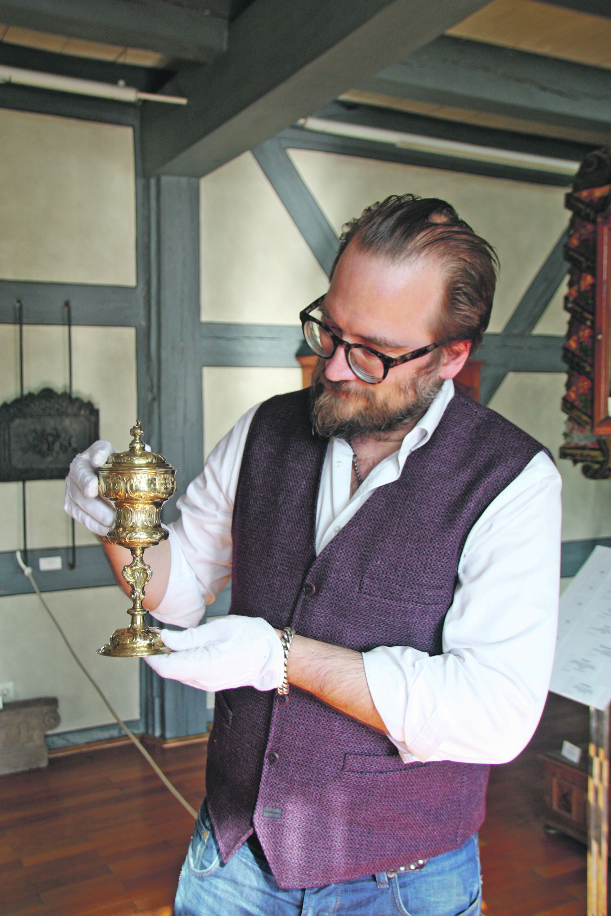 Museumsleiter Christian Baudisch und dr Maulbronner Zunftpokal.	Bild: Jung