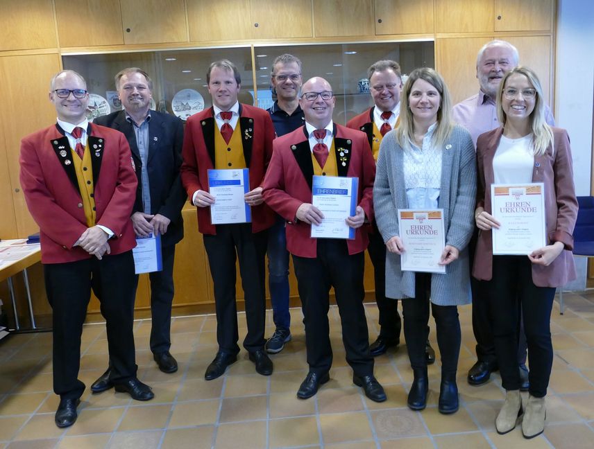 Die langjährigen Aktiven Jochen Laier, Rüdiger Gerold, Andreas Kienle, Thomas Laier, Andreas Lindner, Frank Wolf, Rosemarie Hertneck, Wolfgang Maly und Julia Moroff (von links). Bild: Lück