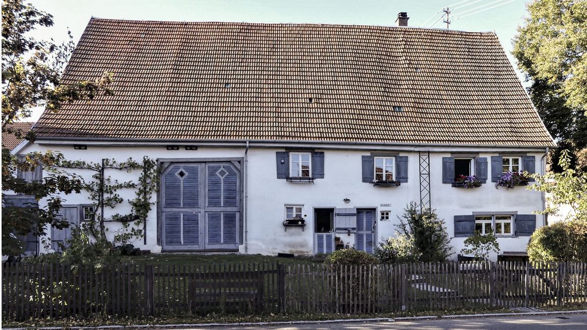 Im Jahr 1566 ist dieses Bauernhaus in Aldingen (Kreis Tuttlingen) errichtet worden. Wohnung, Stall und Scheune sind unter einem Dach.