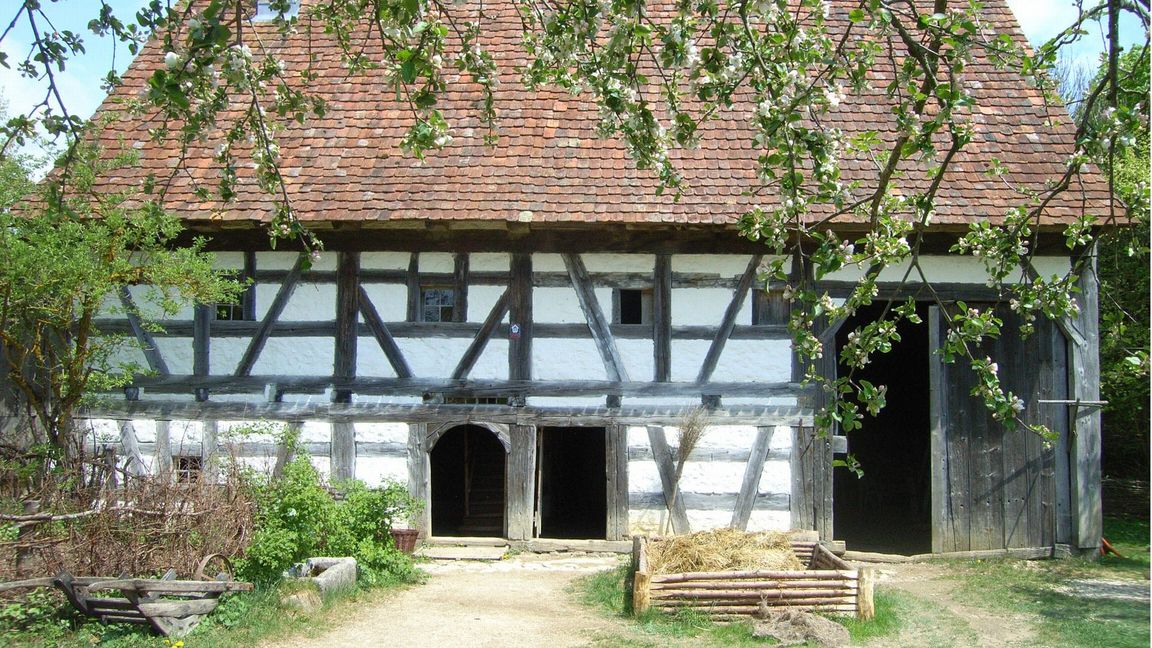 Dieses Bauern- und Weberhaus aus dem Jahr 1682 war ursprünglich in Dautmergen im Zollernalbkreis beheimatet – heute kann es im Freilichtmuseum Neuhausen ob Eck bewundert werden.