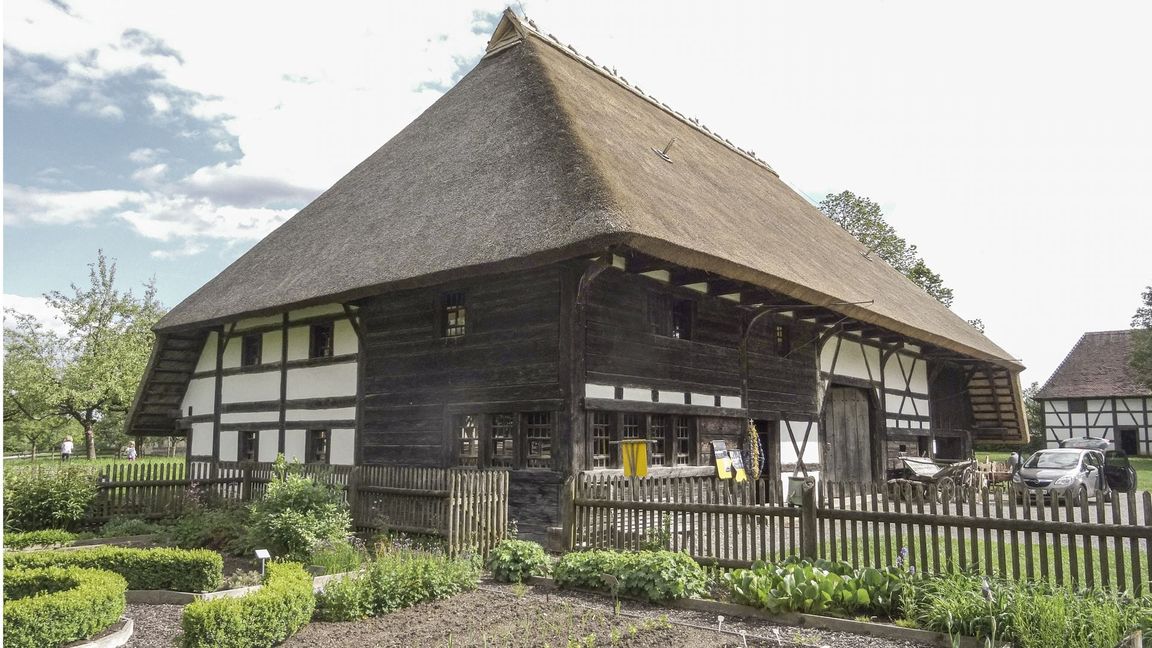 Das Bauernhaus „Bei der Hueb“ aus dem Jahr 1633 befand sich bis 1971 im Dorf Zollenreute bei Aulendorf. Es wurde im Museumsdorf Kürnbach wieder aufgebaut.