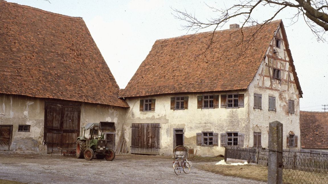 Dieses Gebäude entstand um 1670 in Betzenweiler (Kreis Biberach) als Verwalterhof des Damenstiftes Buchau. Es wurde ebenfalls ins Museumsdorf Kürnbach transloziert.
