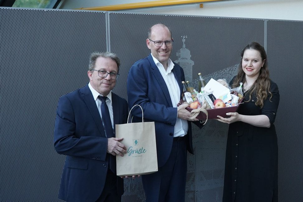 Ein Fresskörble zum Abschied von Ortschaftsrätin Hannah-Lea Braun und Ortsvorsteher Wolfgang Stierle.