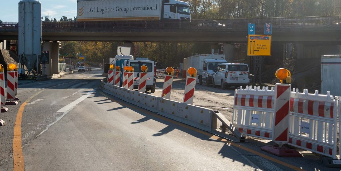 Der Verkehr rollt auch nachts weiter auf der A81, die Straße darunter ist in den nächsten drei Wochen aber gesperrt.
